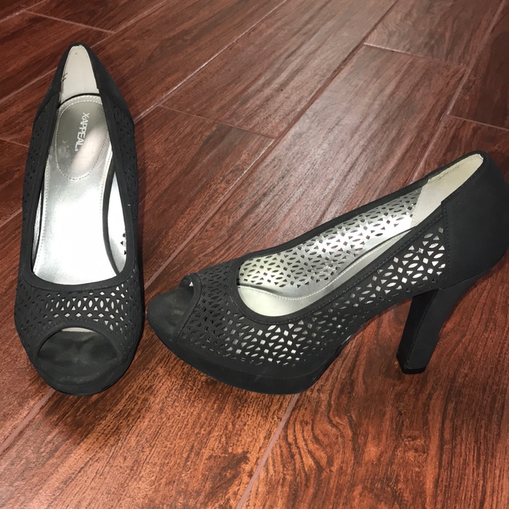 Black pumps/heels size 9